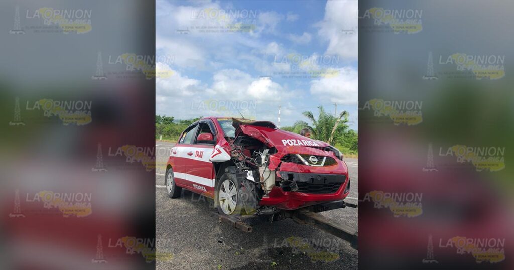 Desbaratan taxi en entronque de autopista Totomoxtle