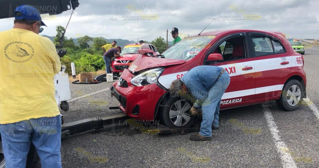 Desbaratan taxi en entronque de autopista Totomoxtle