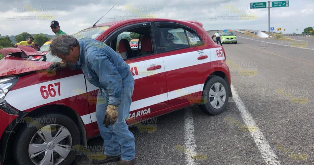 Desbaratan taxi en entronque de autopista Totomoxtle