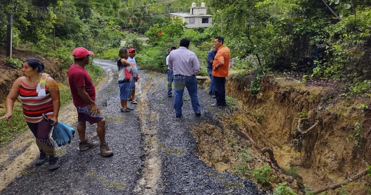 Chorreras causan destrozo de una calle