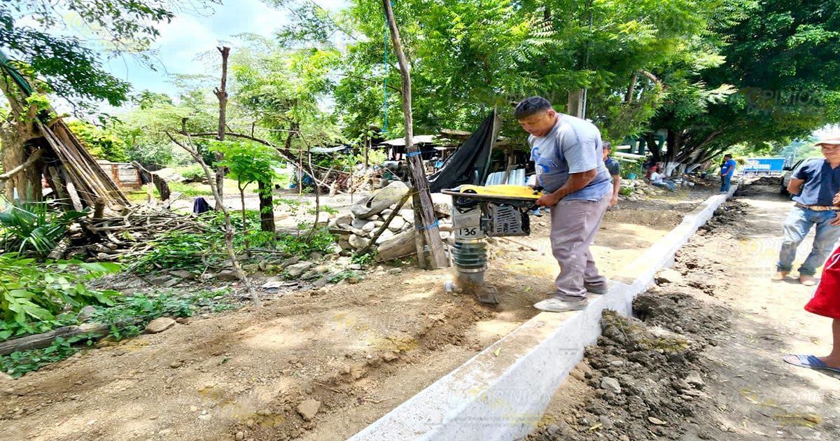 Modernizan calles de Poza Azúl