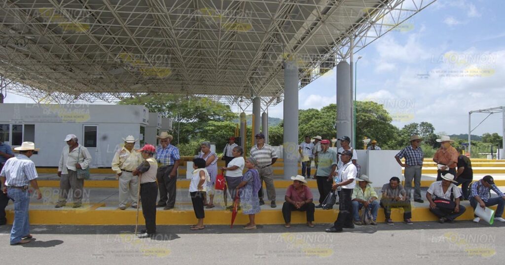 Exigen comunidades acceso a la autopista