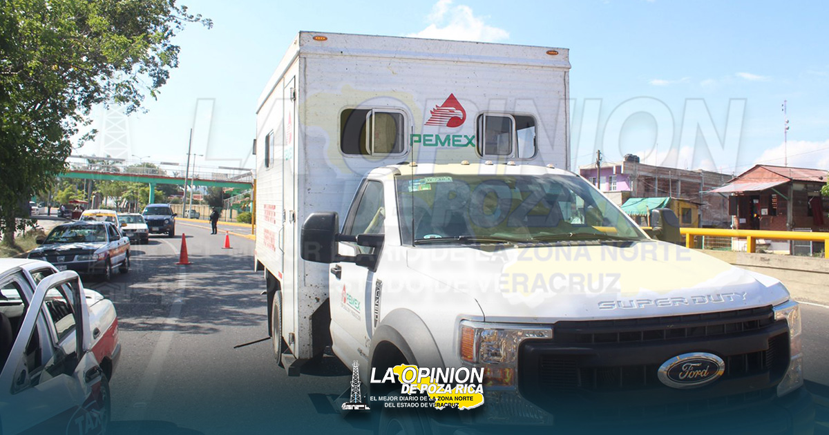 Camioneta de Pemex provoca carambola