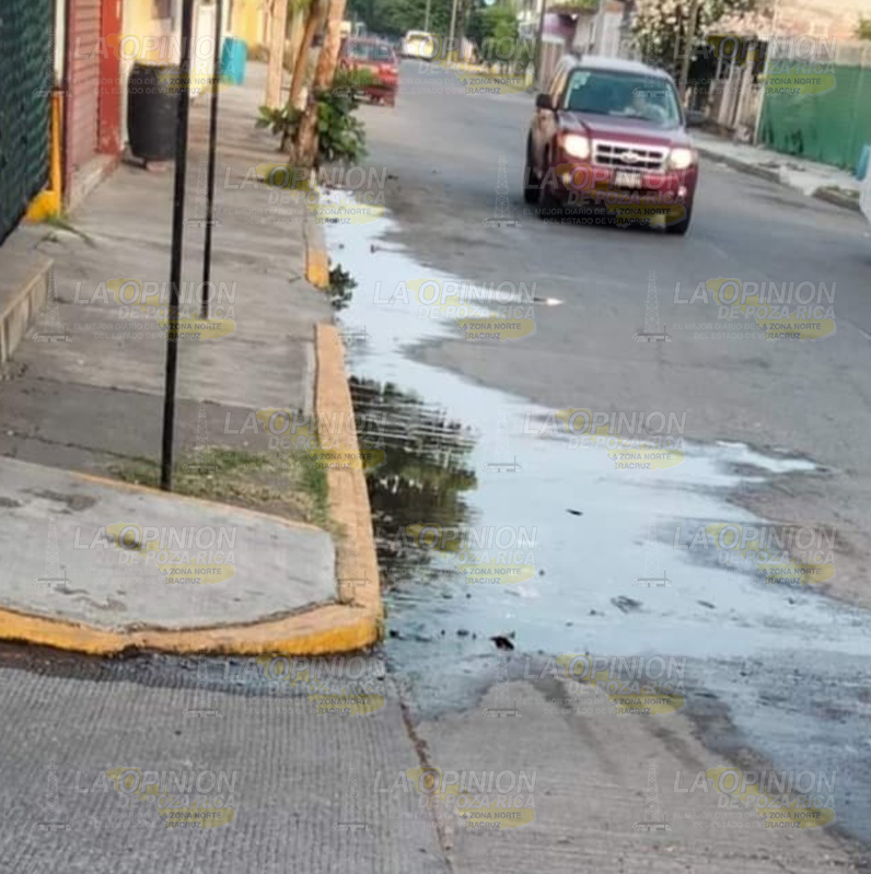 Tremenda fuga de agua lleva más de quince días y se encuentra a una cuadra de las oficinas de la CAEV Coatzintla, denuncian vecinos de la Ruiz Cortines