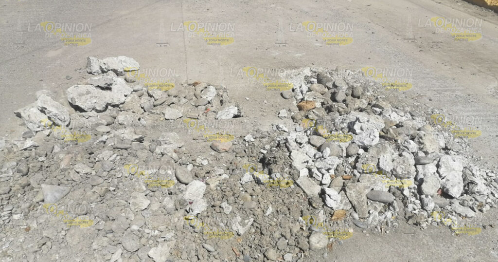 Denuncian que CAEV dejó hoyos en crucero de La Ruiz tras reparar sus fugas de agua