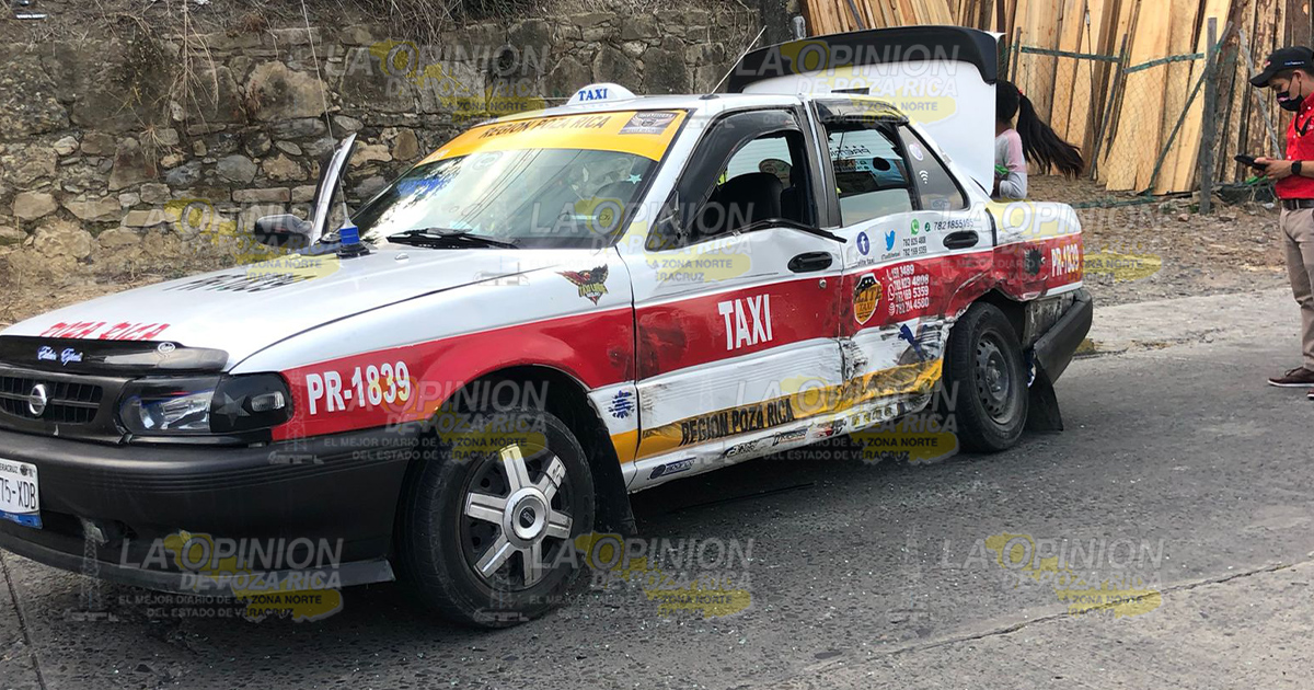 Cabeza: Camioneta de PEMEX choca taxi y huye