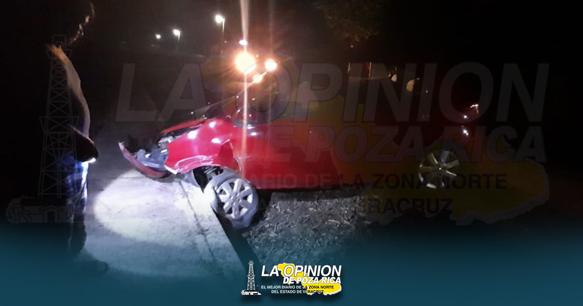 Destruyó su March contra una banqueta