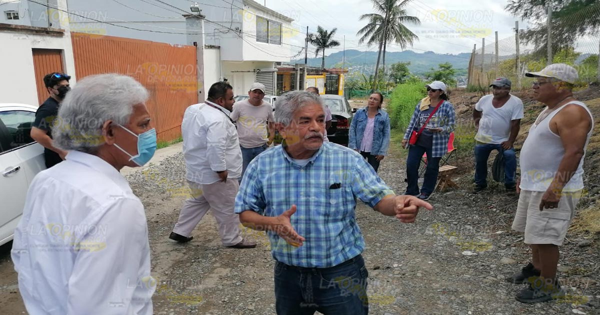 Fuga de agua destroza calle en la Anáhuac Fuga de agua destroza calle en la Anáhuac