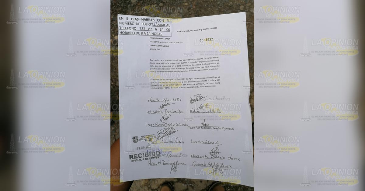 Fuga de agua destroza calle en la Anáhuac