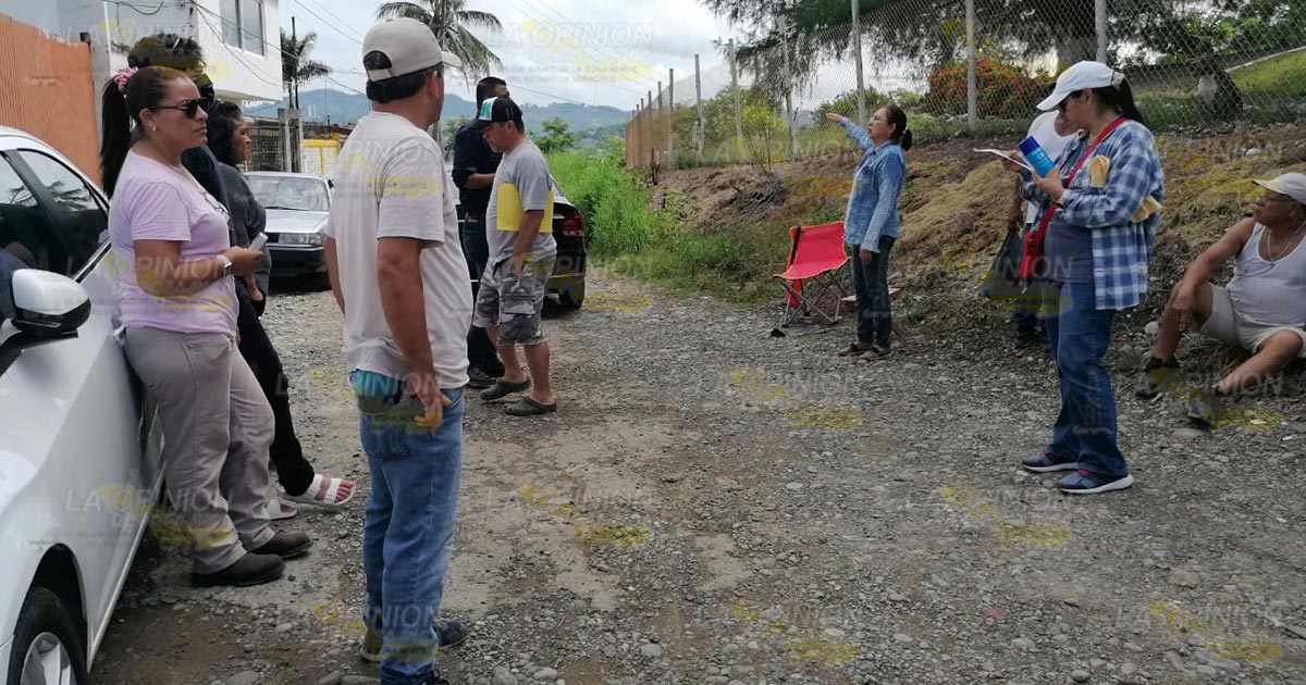 Fuga de agua destroza calle en la Anáhuac
