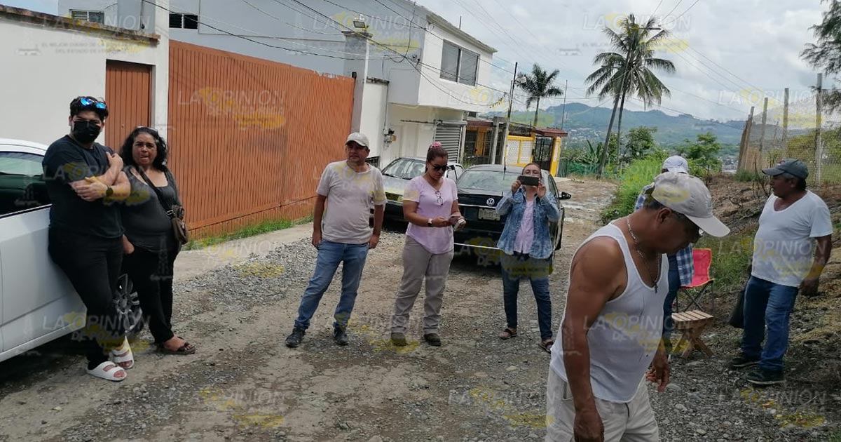 Fuga de agua destroza calle en la Anáhuac