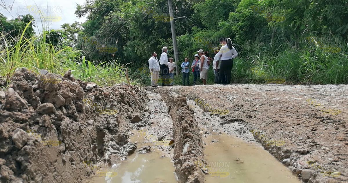 Fuga de agua destroza calle en la Anáhuac