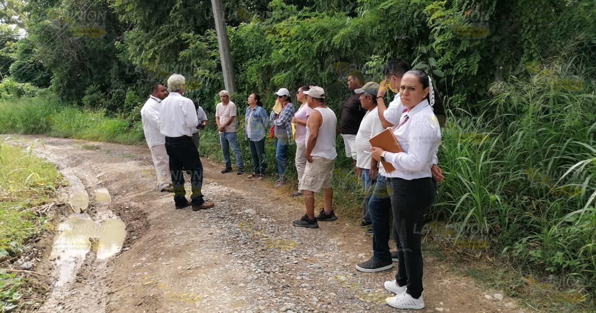 Fuga de agua destroza calle en la Anáhuac