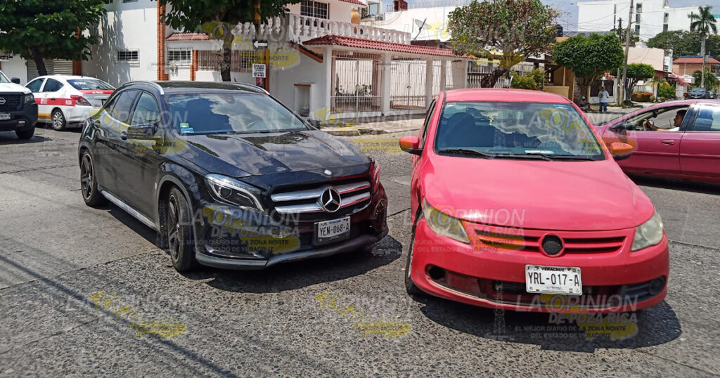 Intentó ganar el paso al Mercedes y zas