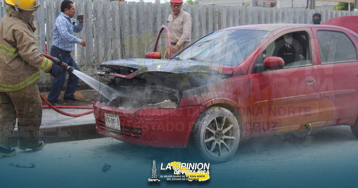 Se incendia auto en Lázaro Cárdenas Se incendia auto en Lázaro Cárdenas