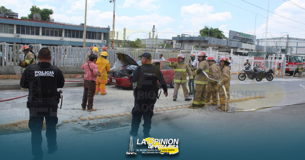 Se incendia auto en Lázaro Cárdenas Se incendia auto en Lázaro Cárdenas