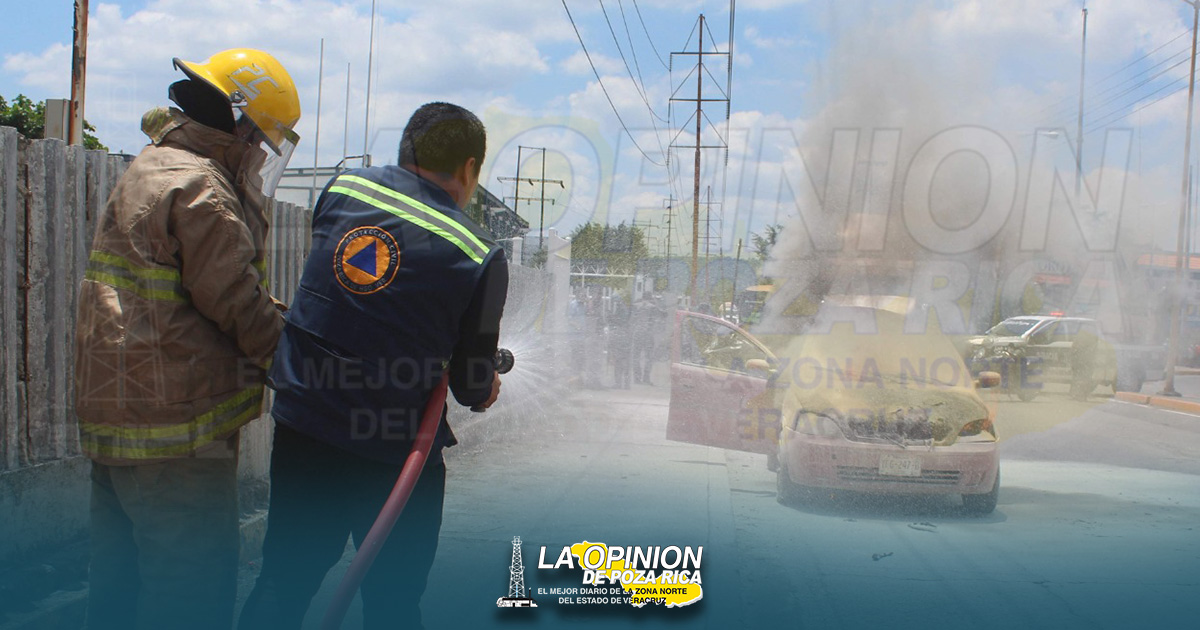 Se incendia auto en Lázaro Cárdenas Se incendia auto en Lázaro Cárdenas