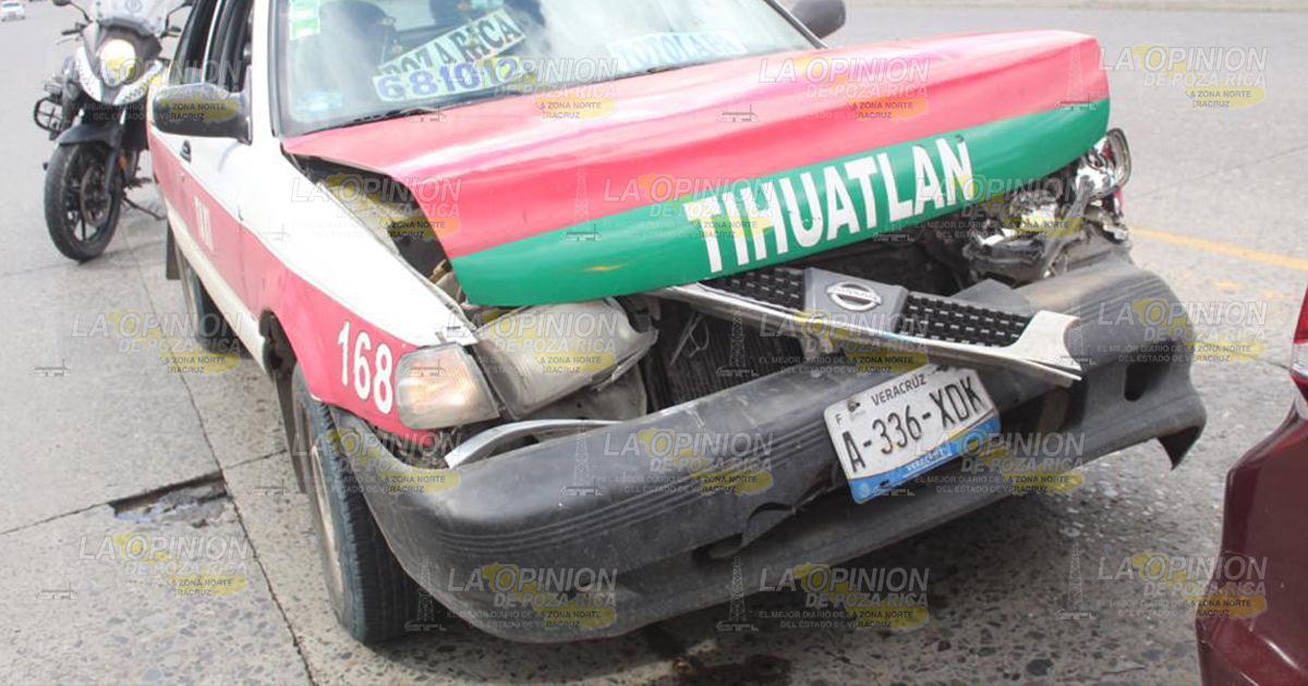 Taxi se ensarta en particular en carretera PR-Tihuatlán
