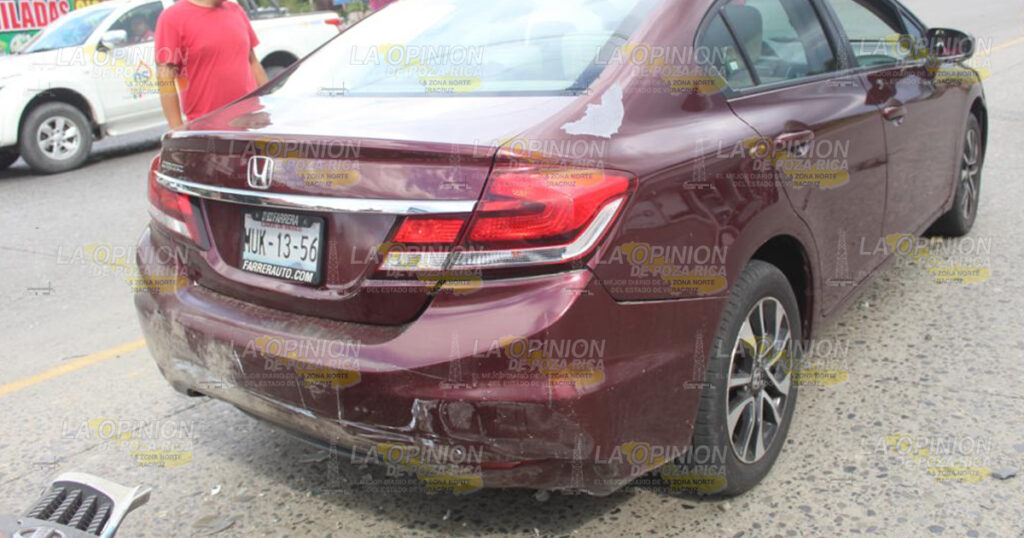 Taxi se ensarta en particular en carretera PR-Tihuatlán
