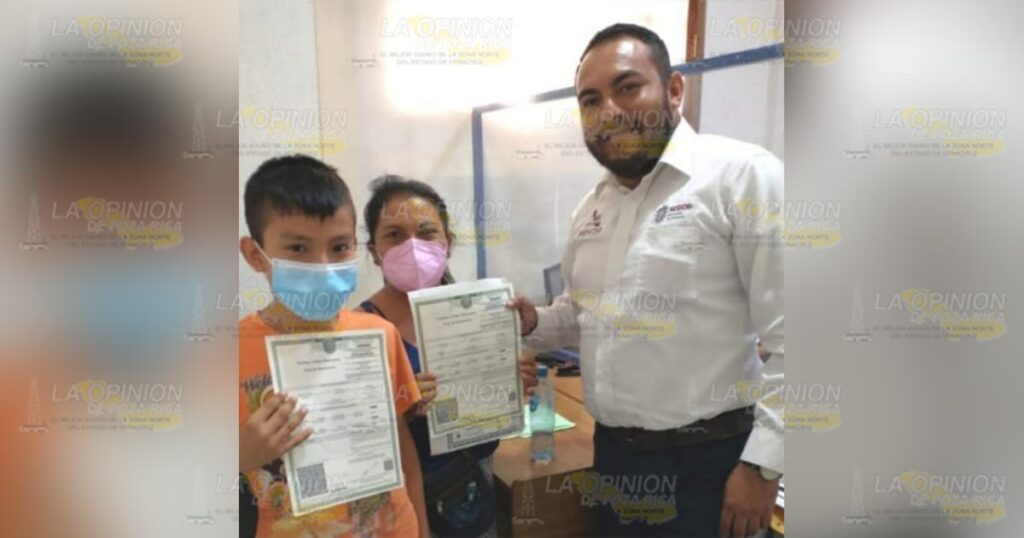 Entrega Registro Civil 70 actas de nacimiento gratuitas a estudiantes en Coatzintla