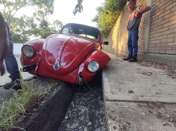 ¡Destruyó su “vocho” en una cuneta!
