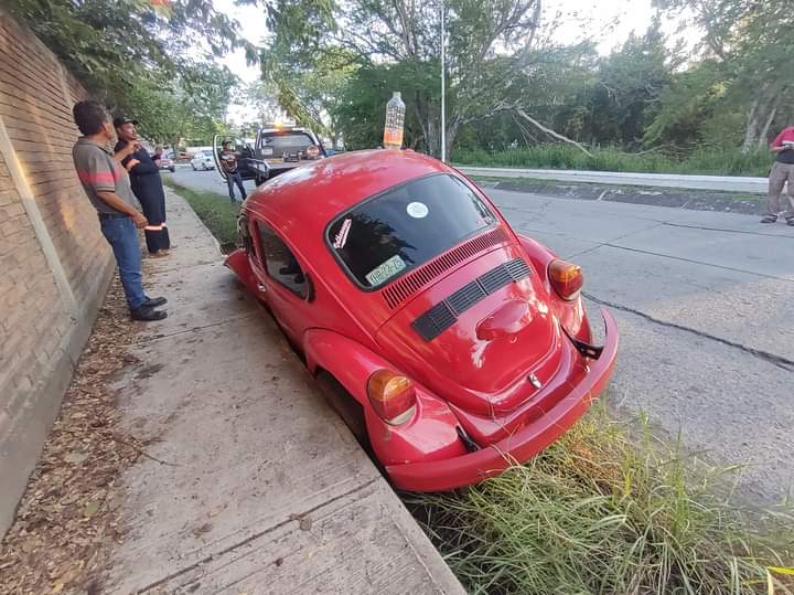 ¡Destruyó su “vocho” en una cuneta!