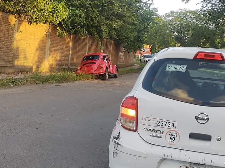 ¡Destruyó su “vocho” en una cuneta!