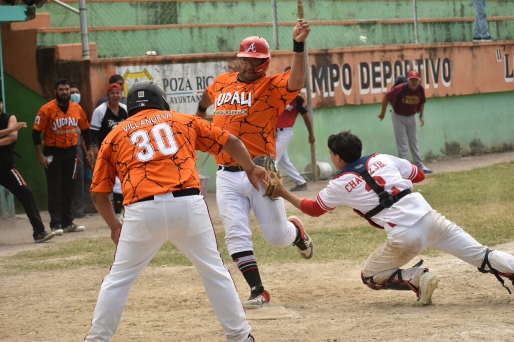 Amigos de Miranda, gana en 12