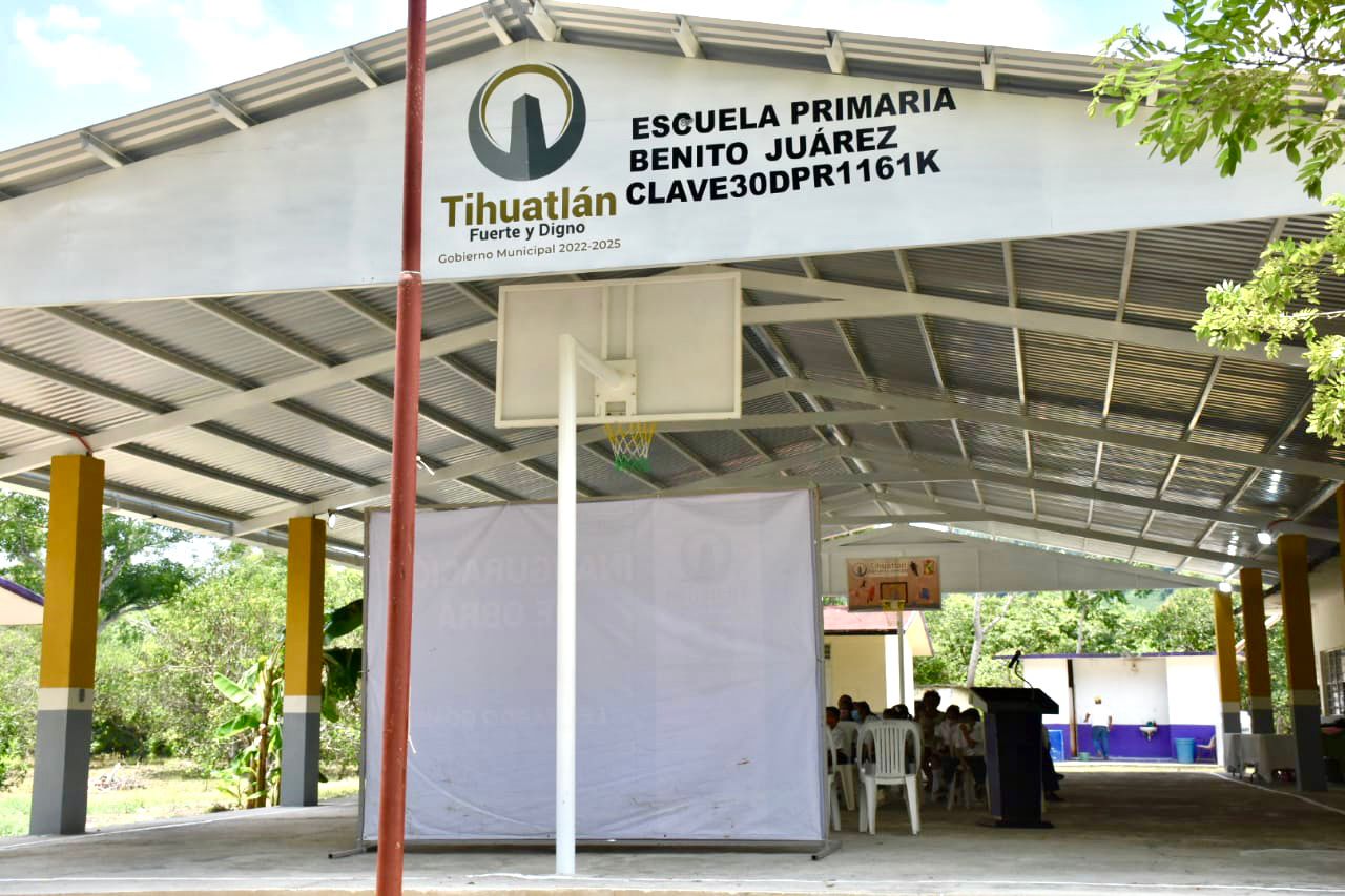 Reconstruyen techado de una primaria