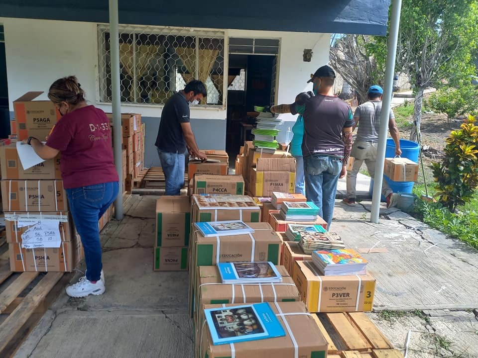 Distribuyen libros de texto gratuitos