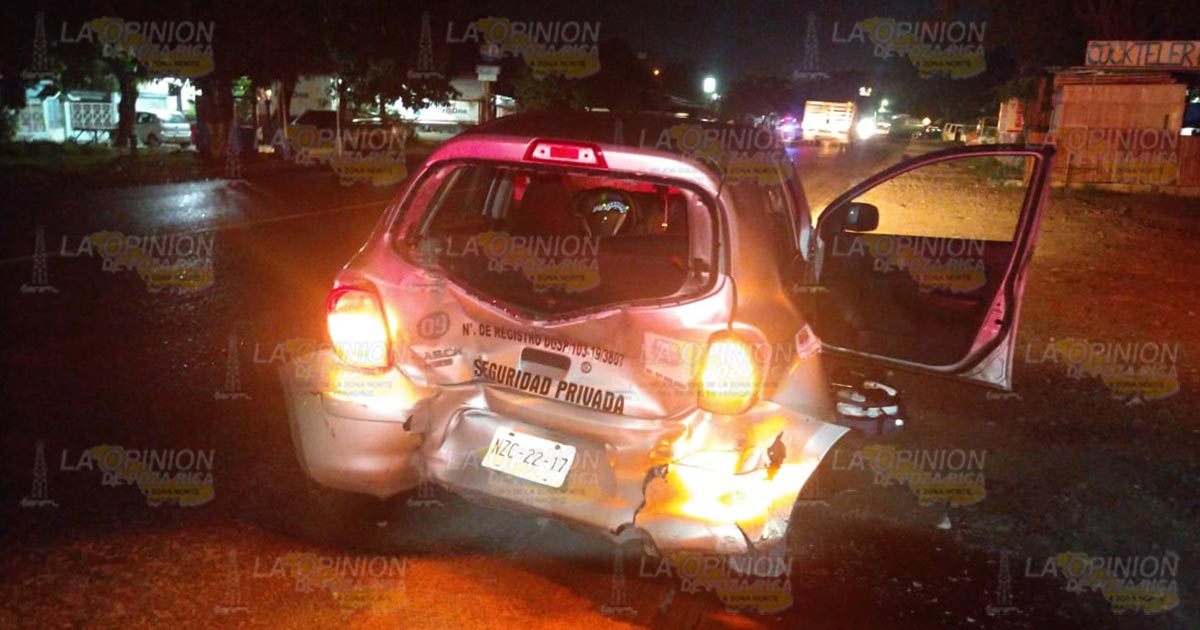 Guardias de seguridad chocan con automóvil