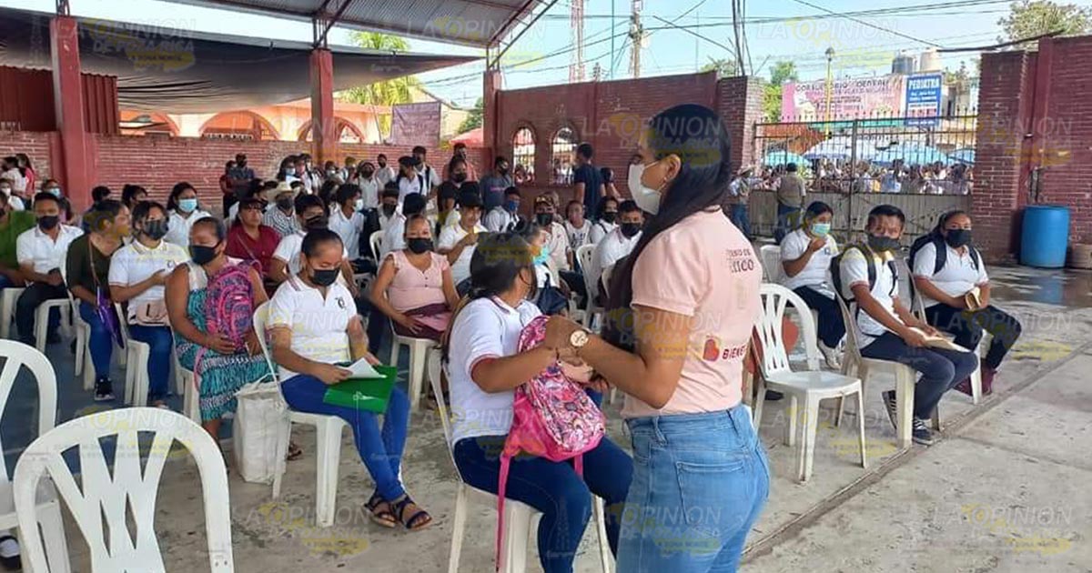 Pagan becas a estudiantes de preparatorias