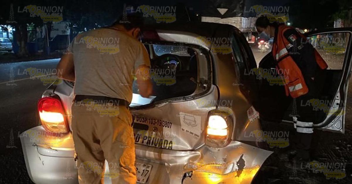 Guardias de seguridad chocan con automóvil