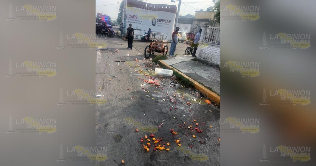Taxi destroza triciclo y mercancía a comerciante