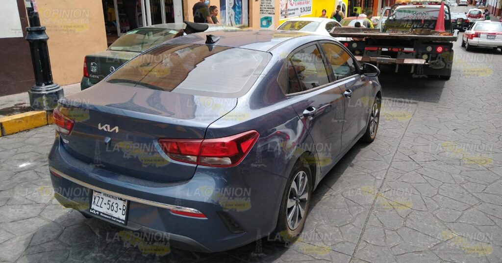 Conductora no hace alto y choca contra grúa