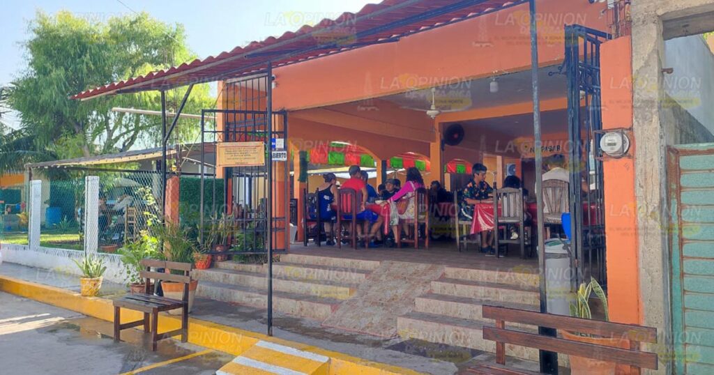 Hoteleros y restauranteros son certificados