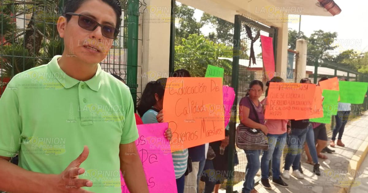 Padres de familia toman la secundaria General de Zozocolco