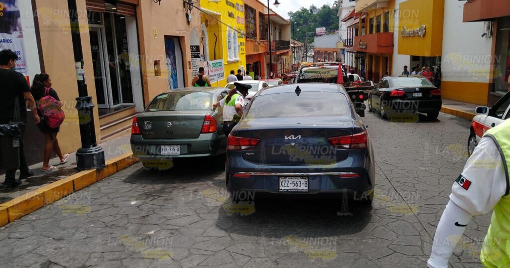 Conductora no hace alto y choca contra grúa