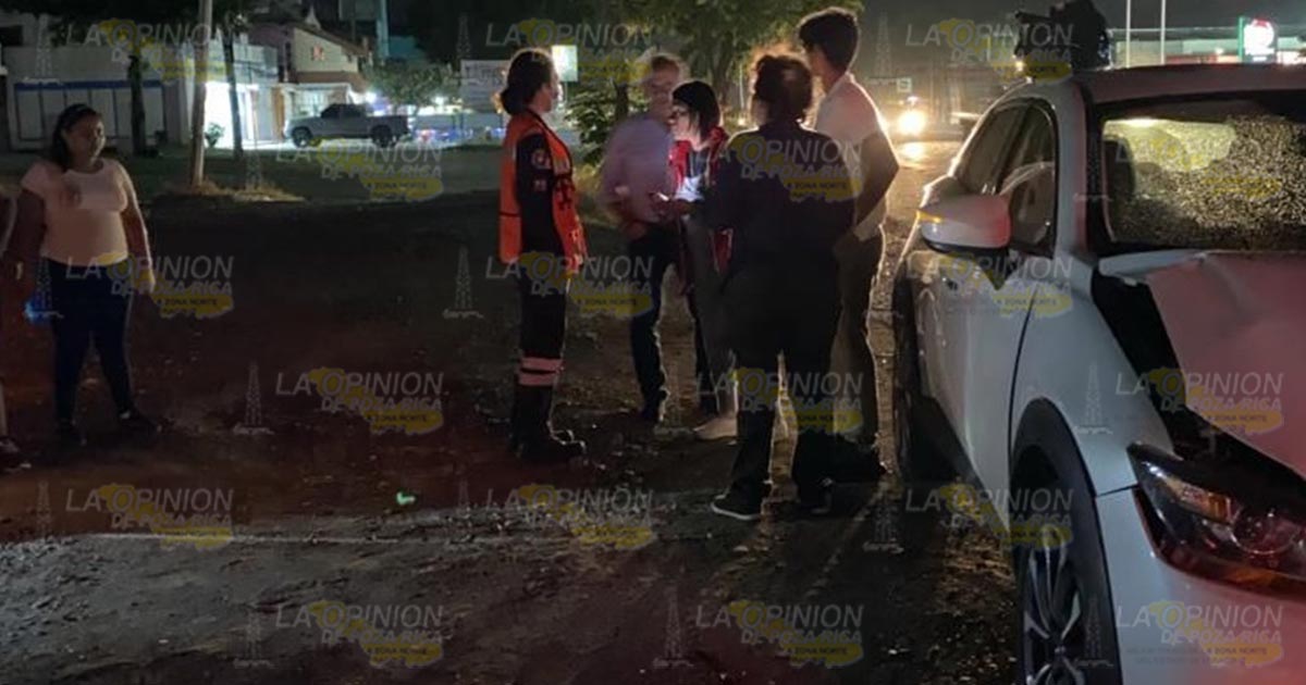 Guardias de seguridad chocan con automóvil