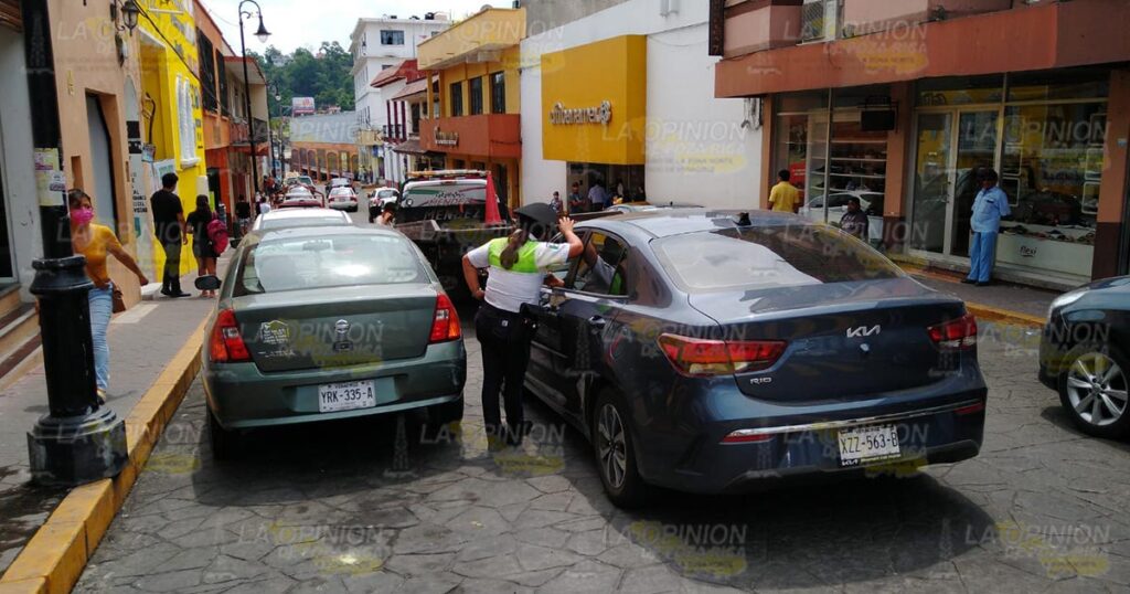 Conductora no hace alto y choca contra grúa