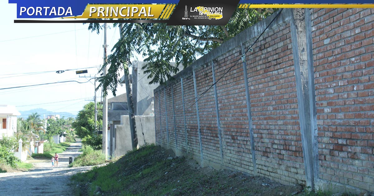 Revienta drenaje en la colonia Libertad