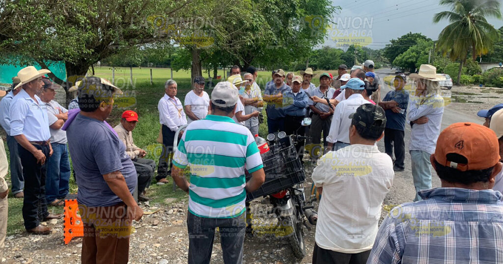Bloquean el paso a unidades de PEMEX