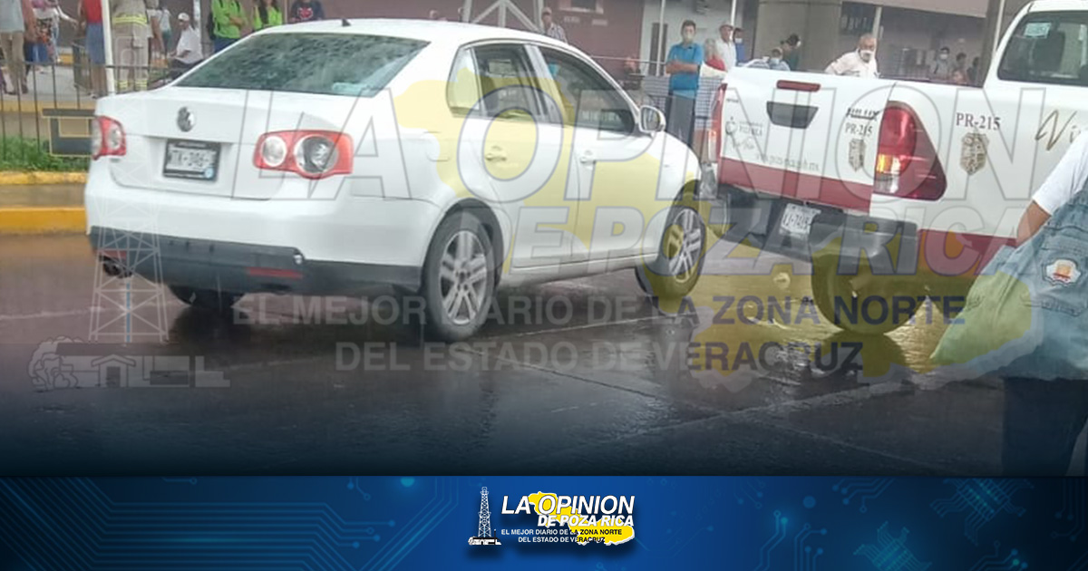 Bora se ensarta en camioneta y taxi