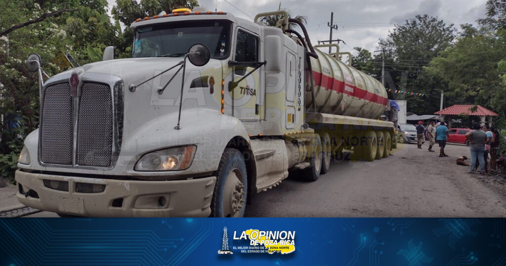 Retiran bloqueo ante el arribo de autoridades a Santa María, Coatzintla
