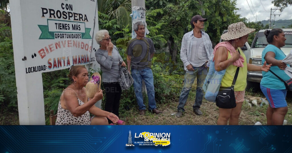 Retienen unidades de PEMEX pobladores de Santa María, Coatzintla