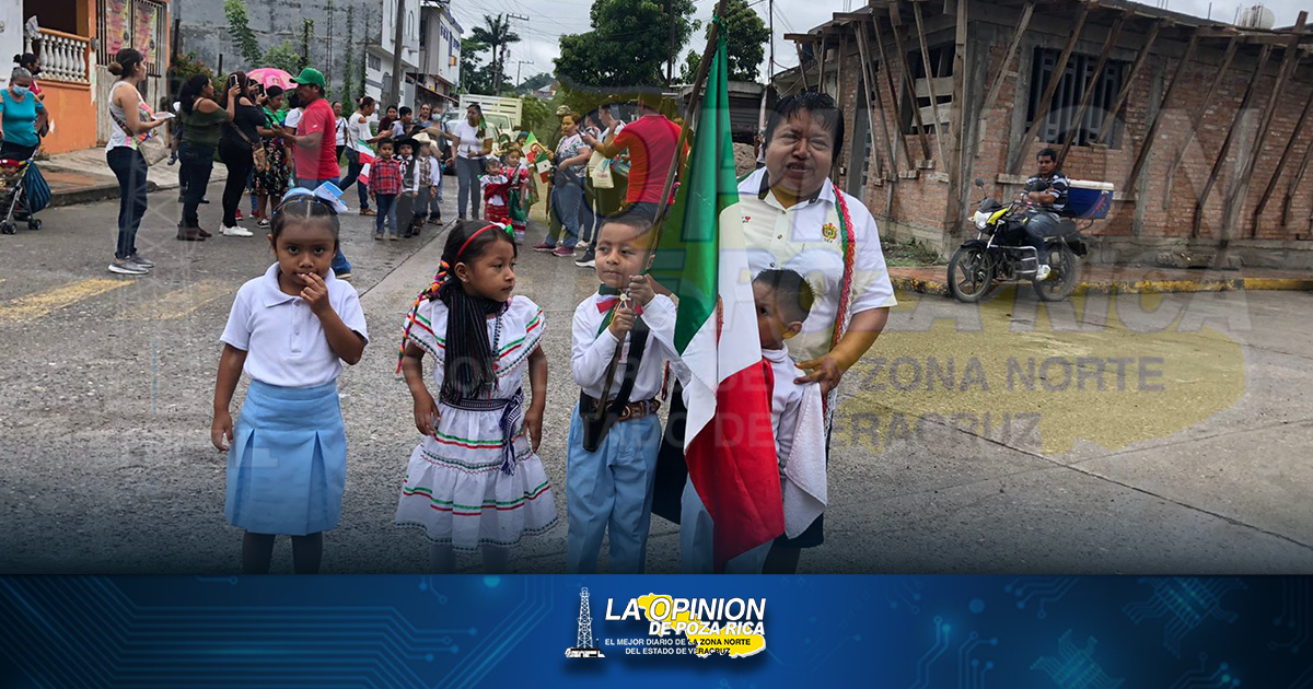 Dan el "Grito" y desfilan, niños del preescolar bilingüe Kaxanatua Dan el "Grito" y desfilan, niños del preescolar bilingüe Kaxanatua