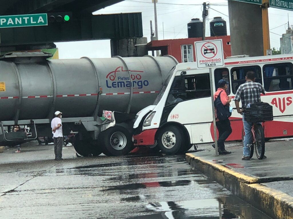Autotanque embiste autobús en Monumento a la Madre