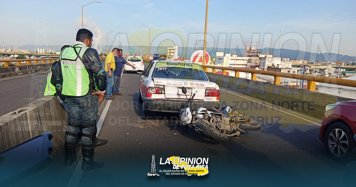 Motociclista se ensarta en taxi Motociclista se ensarta en taxi