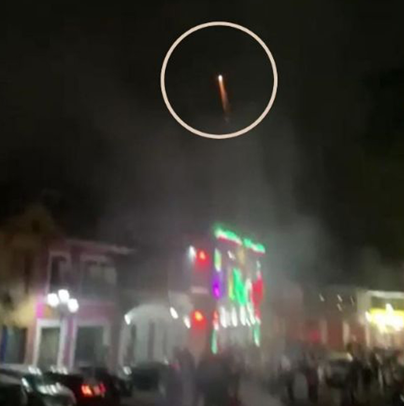 Fuegos artificiales lesionan a policía