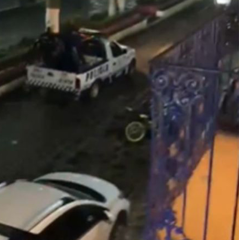 Fuegos artificiales lesionan a policía